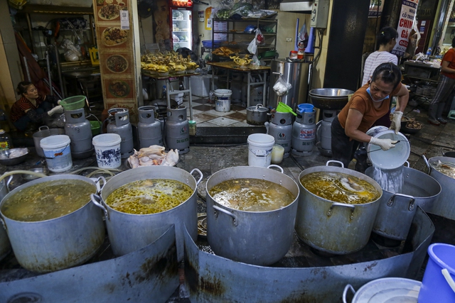 Người Hà Nội xếp hàng từ sáng sớm, chen chân mua đồ lễ ở khu chợ nhà giàu phố cổ Hà Nội - Ảnh 5.