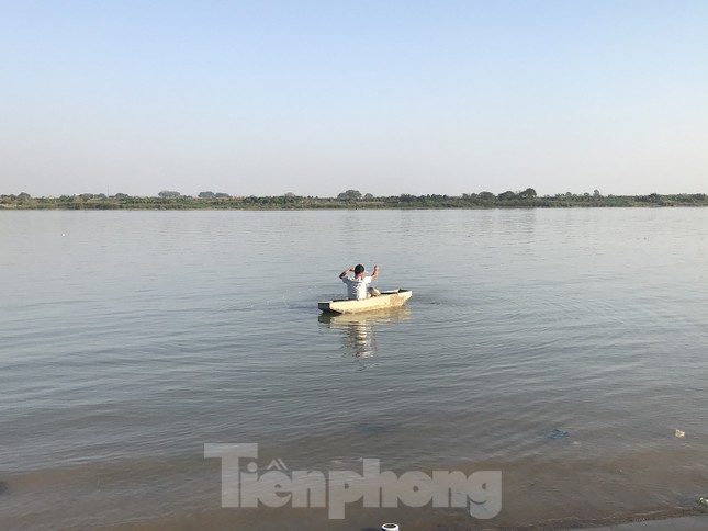 H&agrave; Nội: C&uacute;ng &ocirc;ng T&aacute;o, 9 con c&aacute; ch&eacute;p vừa thả xuống s&ocirc;ng bị thả lưới bắt lại 8 con - Ảnh 3.