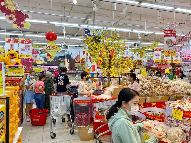 Người dân chen chân trong các siêu thị chiều 23 Tết, shipper cũng nhận “đi chợ hộ” cho khách - Ảnh 16.