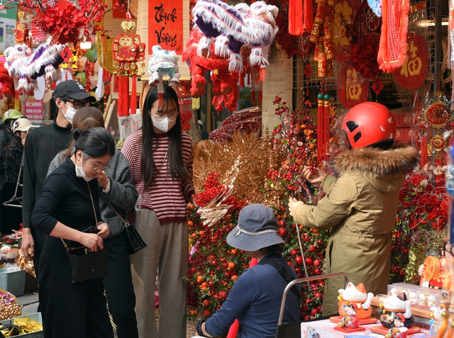 Chợ hoa truyền thống Hàng Lược tấp nập trong những ngày cận Tết - Ảnh 3.