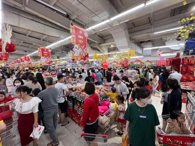 Xếp hàng dài chờ thanh toán lúc 22 giờ đêm tại các siêu thị, TTTM ở Hà Nội những ngày cận Tết - Ảnh 2.