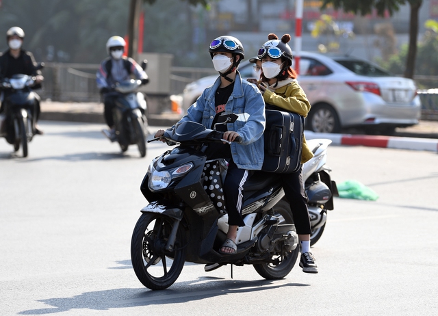 Sinh viên khệ nệ mang đồ về quê ăn Tết: Xếp hàng cả tiếng đồng hồ để lấy vé, đường đi thì tắc muốn xỉu! - Ảnh 12.