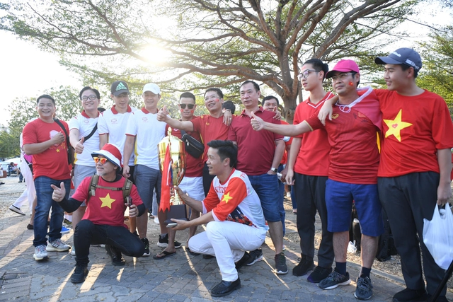 Cổ động viên Việt Nam rực đỏ sân vận động Thammasat, cổ vũ đội tuyển quốc gia trong trận chung kết lượt về - Ảnh 3.