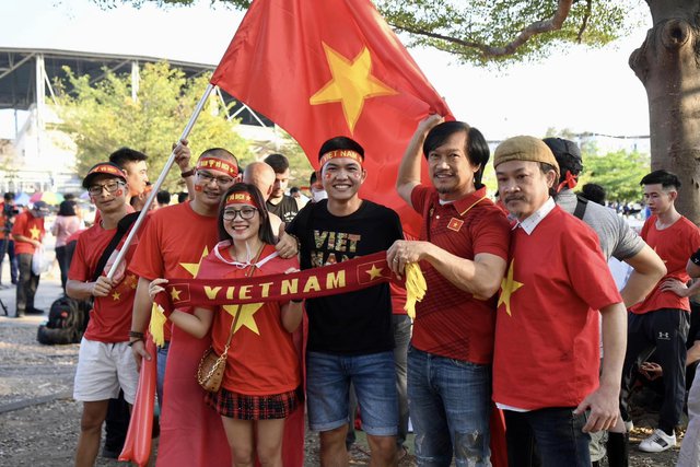 Cổ động viên Việt Nam rực đỏ sân vận động Thammasat, cổ vũ đội tuyển quốc gia trong trận chung kết lượt về - Ảnh 2.