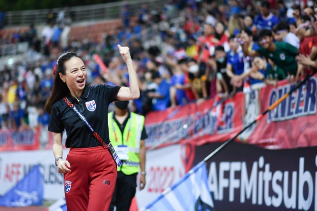 Madam Pang: L&acirc;u rồi, NHM Th&aacute;i Lan mới lại y&ecirc;u đội tuyển đến thế - Ảnh 1.