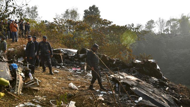 Nhân chứng vụ máy bay rơi tại Nepal kể lại về tiếng hành khách kêu cứu và nỗ lực tìm kiếm thi thể nạn nhân trong vô vọng - Ảnh 3.