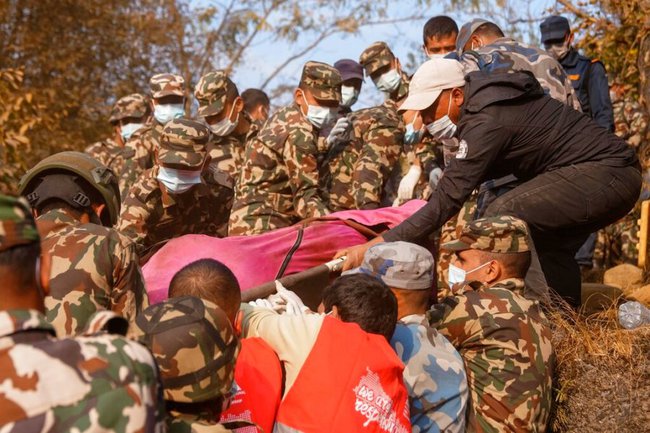 Nhân chứng vụ máy bay rơi tại Nepal kể lại về tiếng hành khách kêu cứu và nỗ lực tìm kiếm thi thể nạn nhân trong vô vọng - Ảnh 2.