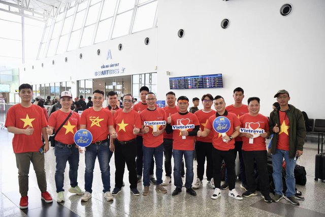 Cổ động viên Việt Nam rực đỏ sân vận động Thammasat, cổ vũ đội tuyển quốc gia trong trận chung kết lượt về - Ảnh 8.