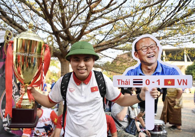Cổ động viên Việt Nam rực đỏ sân vận động Thammasat, cổ vũ đội tuyển quốc gia trong trận chung kết lượt về - Ảnh 6.