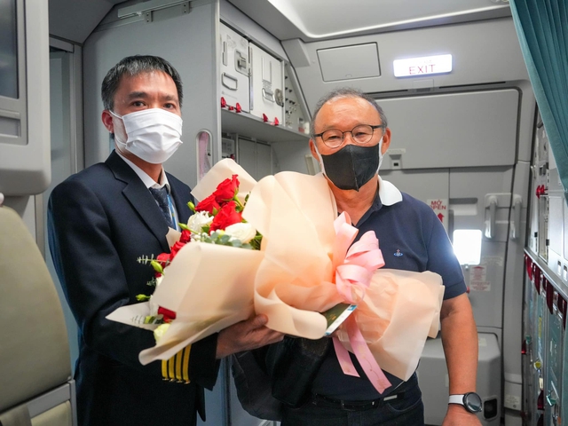 HLV Park Hang Seo và vợ được miễn cước bay hạng thương gia trọn đời giữa Hàn Quốc và Việt Nam - Ảnh 1.