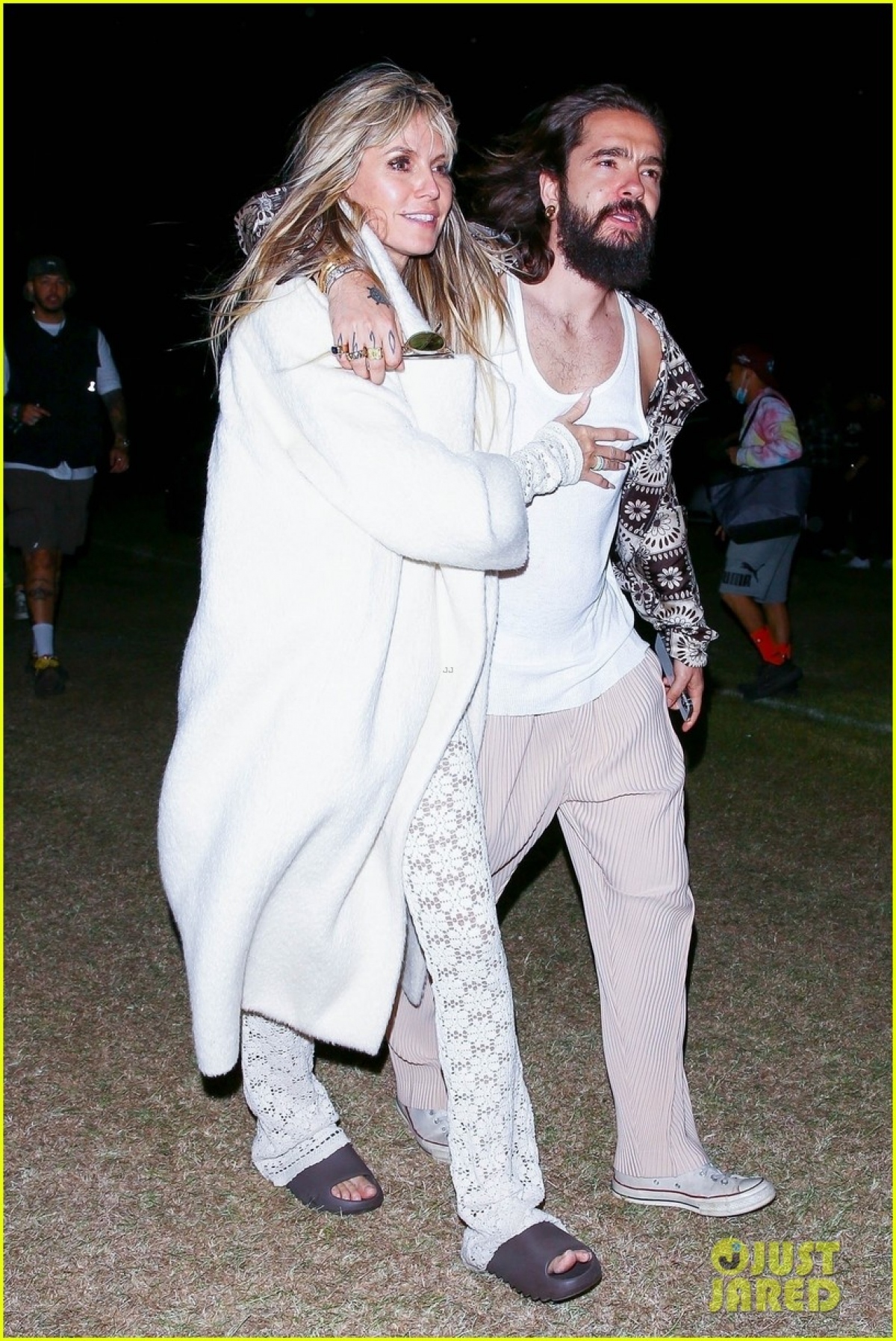 Siêu mẫu Heidi Klum diện đồ sành điệu, tình cảm nắm tay chồng trẻ đi mua sắm - Ảnh 6.