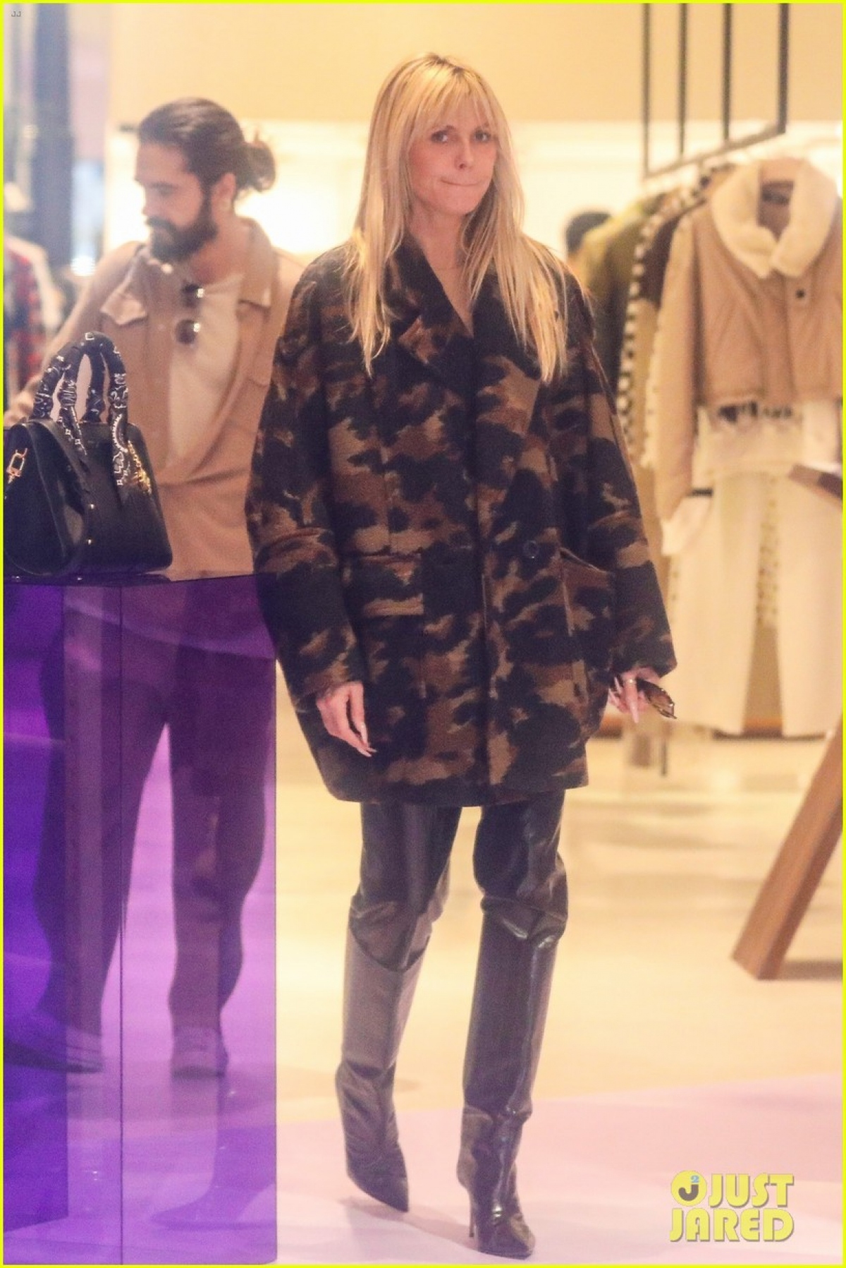 Siêu mẫu Heidi Klum diện đồ sành điệu, tình cảm nắm tay chồng trẻ đi mua sắm - Ảnh 5.