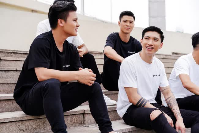 Ngoài sự nghiệp quần đùi áo số, các cầu thủ Việt Nam còn là những doanh nhân cực mát tay: Đoàn Văn Hậu đầu tư vào thời trang, Văn Đức chịu chơi mở hẳn khách sạn - Ảnh 1.