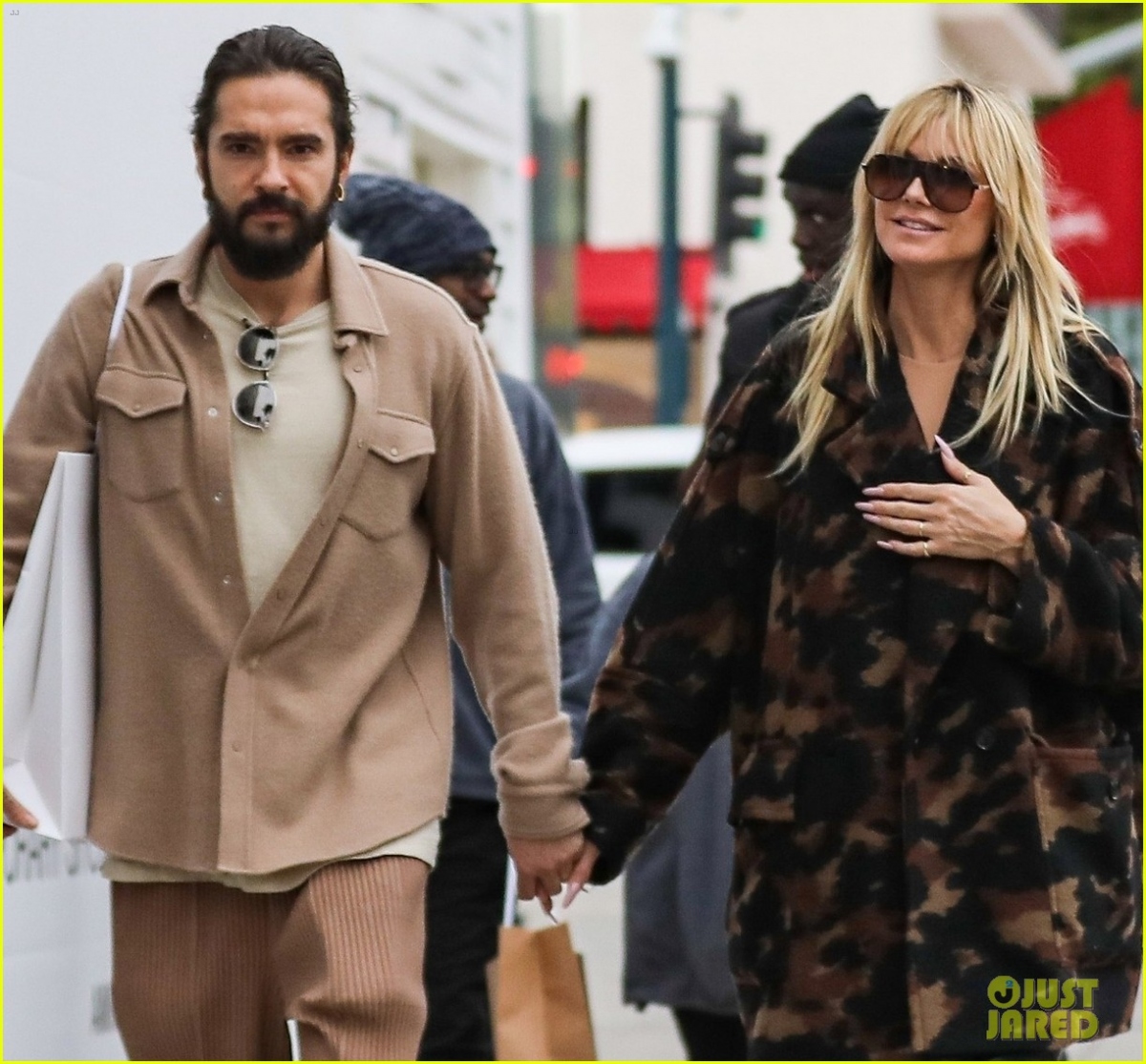 Siêu mẫu Heidi Klum diện đồ sành điệu, tình cảm nắm tay chồng trẻ đi mua sắm - Ảnh 4.