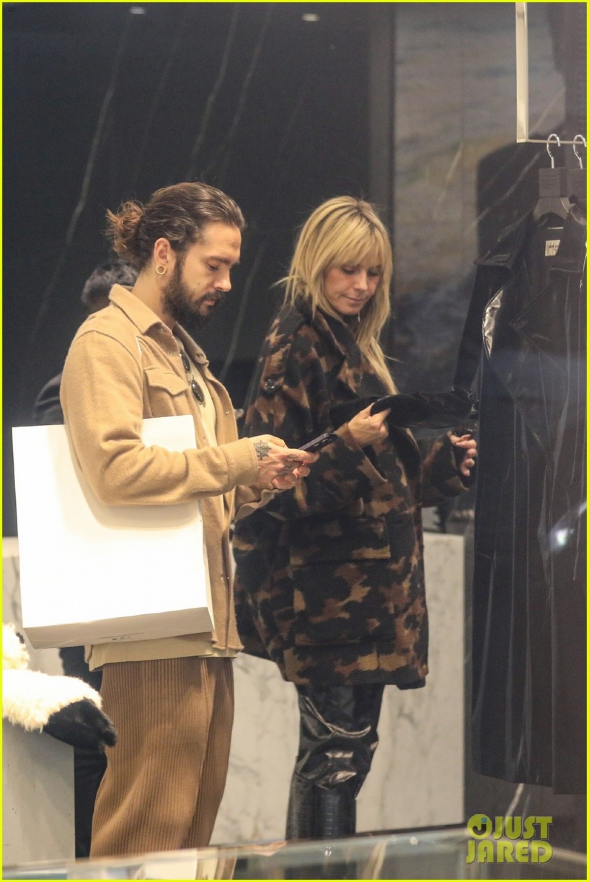 Siêu mẫu Heidi Klum diện đồ sành điệu, tình cảm nắm tay chồng trẻ đi mua sắm - Ảnh 3.