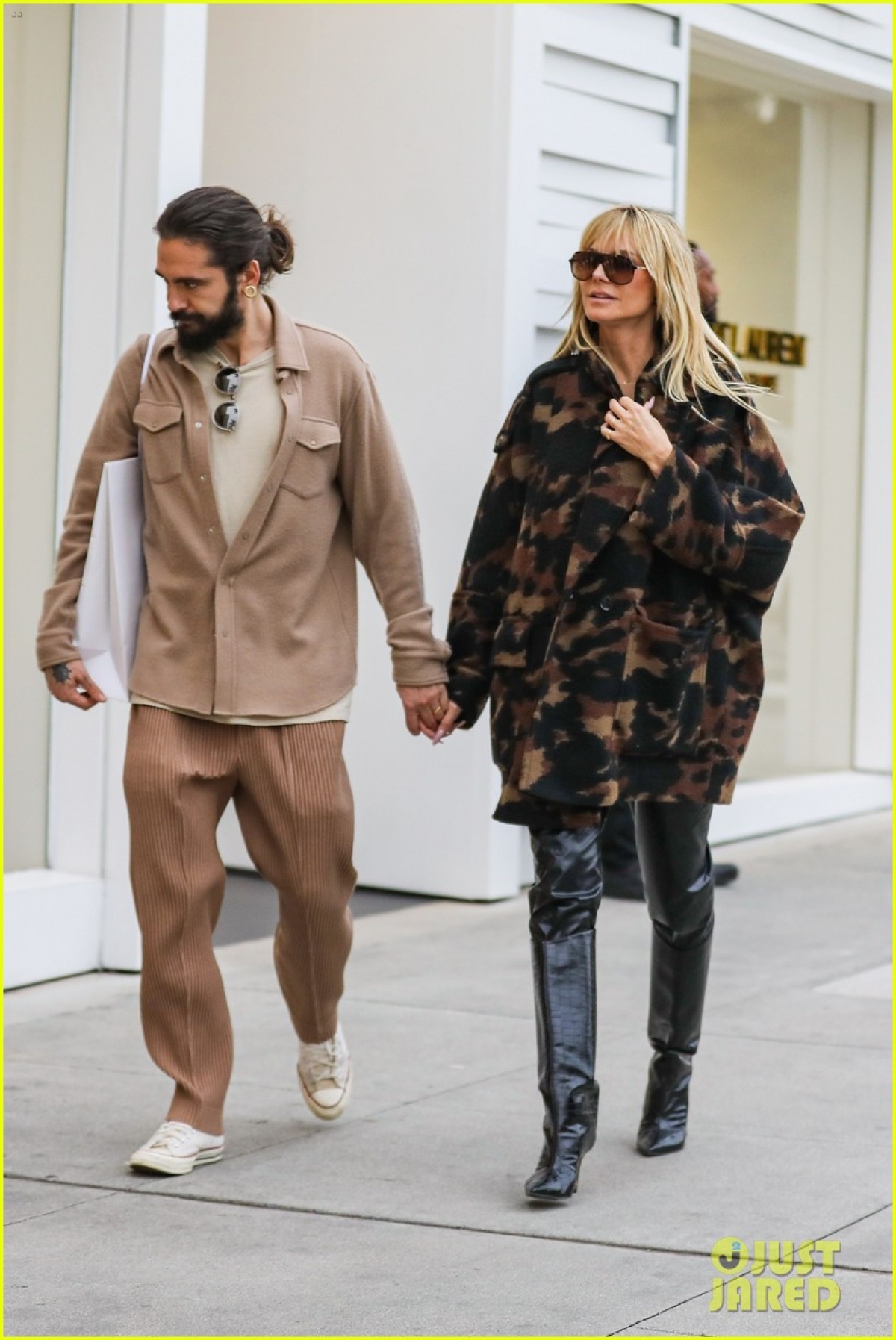 Siêu mẫu Heidi Klum diện đồ sành điệu, tình cảm nắm tay chồng trẻ đi mua sắm - Ảnh 2.