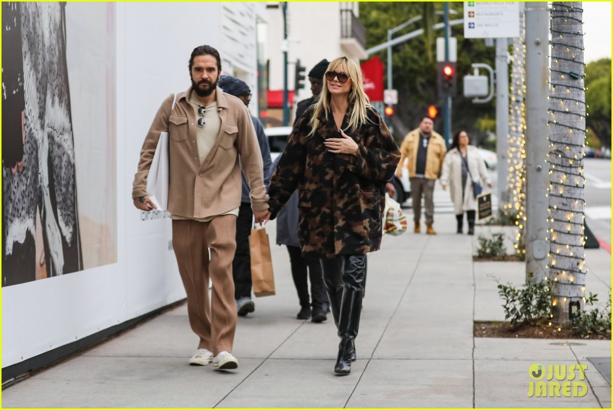 Siêu mẫu Heidi Klum diện đồ sành điệu, tình cảm nắm tay chồng trẻ đi mua sắm - Ảnh 1.