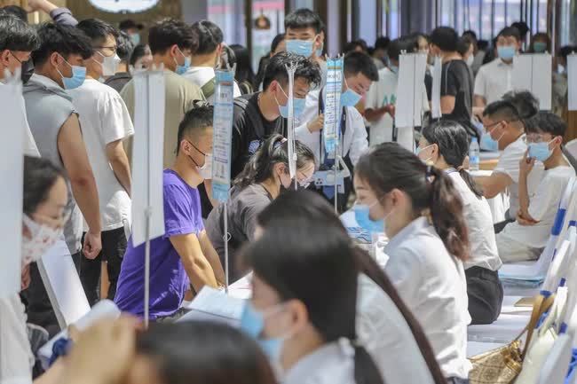 Mất việc trước Tết: Người đàn ông ngày ngày ra đường lang thang vì không dám nói với vợ - Ảnh 3.