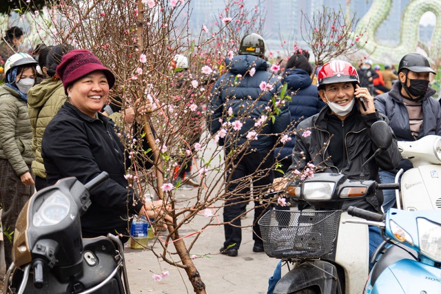 Chợ hoa Lạc Long Qu&acirc;n chật k&iacute;n người mua, b&aacute;n đ&agrave;o chiều 27 Tết - Ảnh 5.