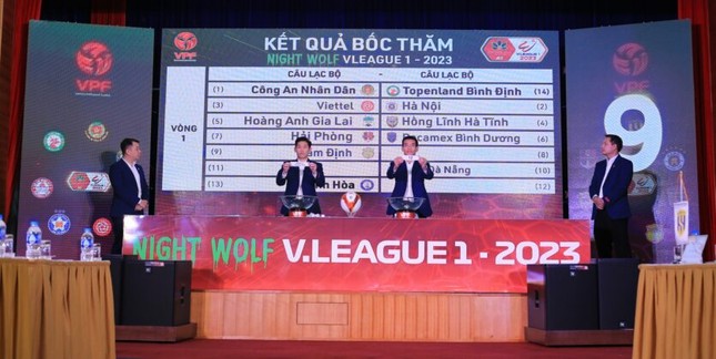 Chưa kịp vui vì có nhà tài trợ mới, HAGL đứng trước nguy cơ bị cấm sân ở V-League 2023 - Ảnh 2.