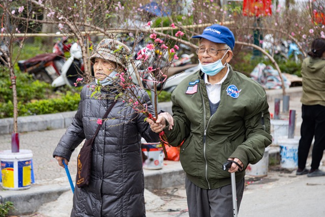 Chợ hoa Lạc Long Qu&acirc;n chật k&iacute;n người mua, b&aacute;n đ&agrave;o chiều 27 Tết - Ảnh 7.