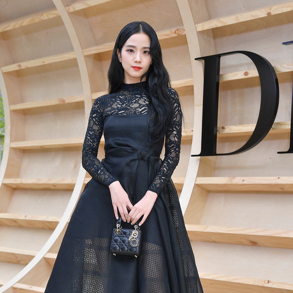 Jisoo xinh ma mị đúng chất đại sứ Dior nhưng vẫn khiến netizen tranh cãi  gay gắt vì 1 vấn đề