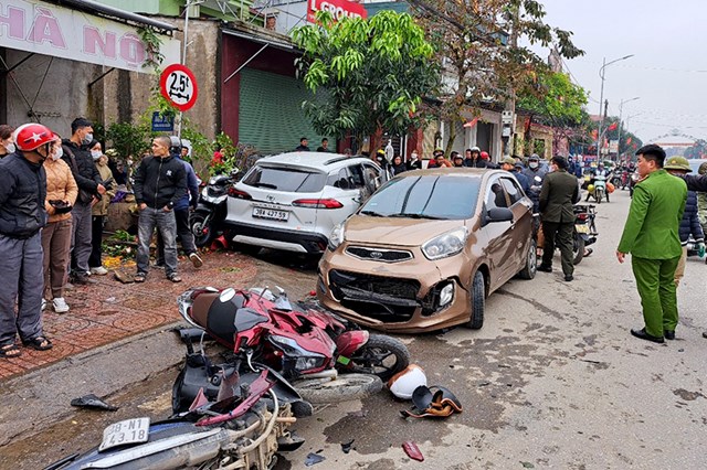 Hà Tĩnh: Tài xế xe Toyota đâm liên hoàn vào nhiều xe máy - Ảnh 2.