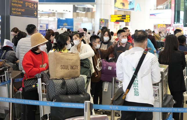 Hôm nay hành khách qua sân bay Nội Bài đông nhất dịp Tết - Ảnh 5.