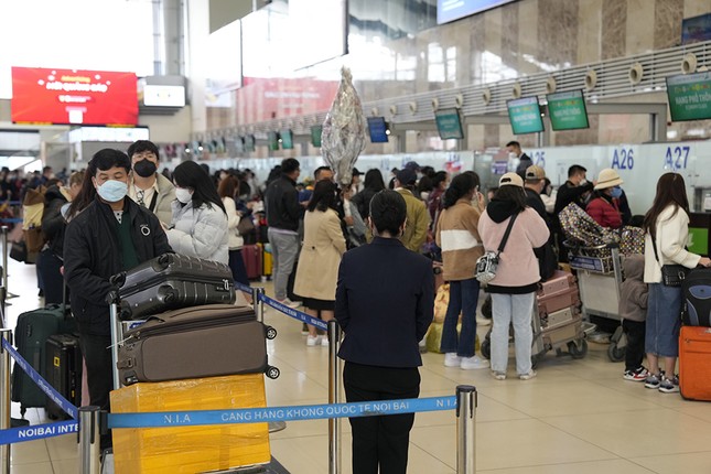 Hôm nay hành khách qua sân bay Nội Bài đông nhất dịp Tết - Ảnh 2.