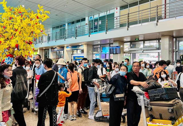 Chiều 28 Tết, hàng nghìn người xếp hàng dài làm thủ tục tại sân bay Tân Sơn Nhất - Ảnh 3.