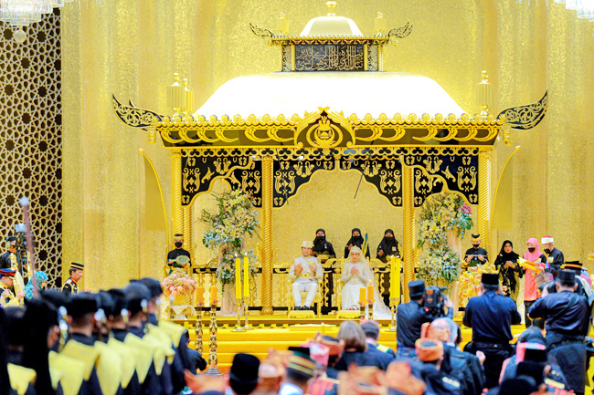 Đám cưới toàn vàng ròng kéo dài 9 ngày của Công chúa Brunei thể hiện đẳng cấp xa hoa của hoàng gia giàu bậc nhất thế giới - Ảnh 9.