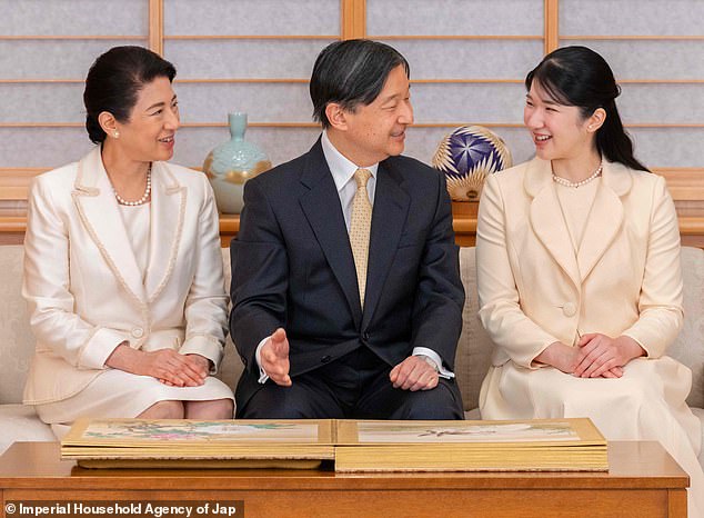 Hoàng gia Nhật công bố ảnh mừng năm mới 2023, ngoại hình nàng công chúa “cô đơn nhất thế giới” gây chú ý - Ảnh 2.