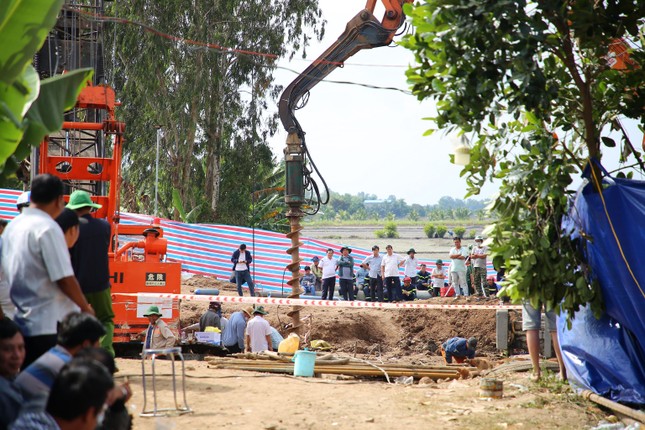Bé trai 10 tuổi rơi xuống hố bê tông: Chủ tịch Đồng Tháp trực tiếp chỉ huy giải cứu - Ảnh 4.