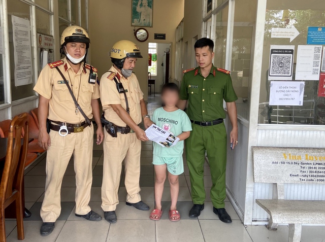 CSGT TP.HCM giúp đỡ bé gái đi lạc trong dịp Tết Dương lịch tìm gia đình - Ảnh 1.