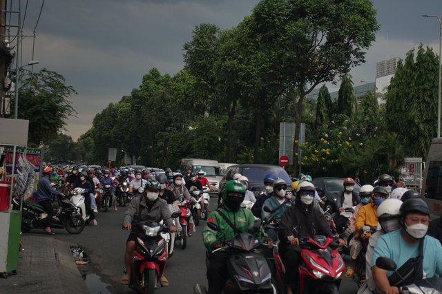 Người dân quay lại thành phố sau kỳ nghỉ lễ: Hà Nội chen cứng, TP.HCM giao thông khá thuận tiện - Ảnh 17.