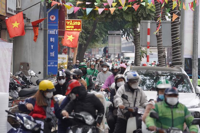 Người dân quay lại thành phố sau kỳ nghỉ lễ: Hà Nội chen cứng, TP.HCM giao thông khá thuận tiện - Ảnh 10.