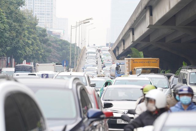 Người dân quay lại thành phố sau kỳ nghỉ lễ: Hà Nội chen cứng, TP.HCM giao thông khá thuận tiện - Ảnh 9.