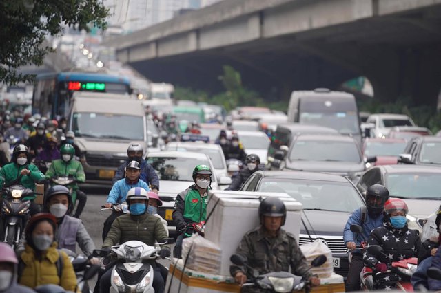 Người dân quay lại thành phố sau kỳ nghỉ lễ: Hà Nội chen cứng, TP.HCM giao thông khá thuận tiện - Ảnh 8.