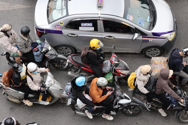 Người dân quay lại thành phố sau kỳ nghỉ lễ: Hà Nội chen cứng, TP.HCM giao thông khá thuận tiện - Ảnh 4.