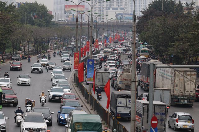 Người dân quay lại thành phố sau kỳ nghỉ lễ: Hà Nội chen cứng, TP.HCM giao thông khá thuận tiện - Ảnh 2.