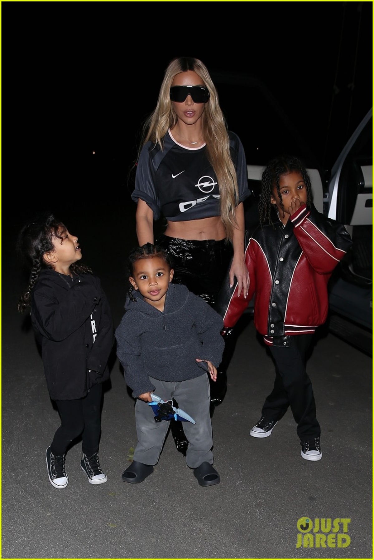 Kim Kardashian gợi cảm đi ăn tối cùng các con - Ảnh 6.