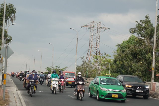 Người dân quay lại thành phố sau kỳ nghỉ lễ: Hà Nội chen cứng, TP.HCM giao thông khá thuận tiện - Ảnh 15.