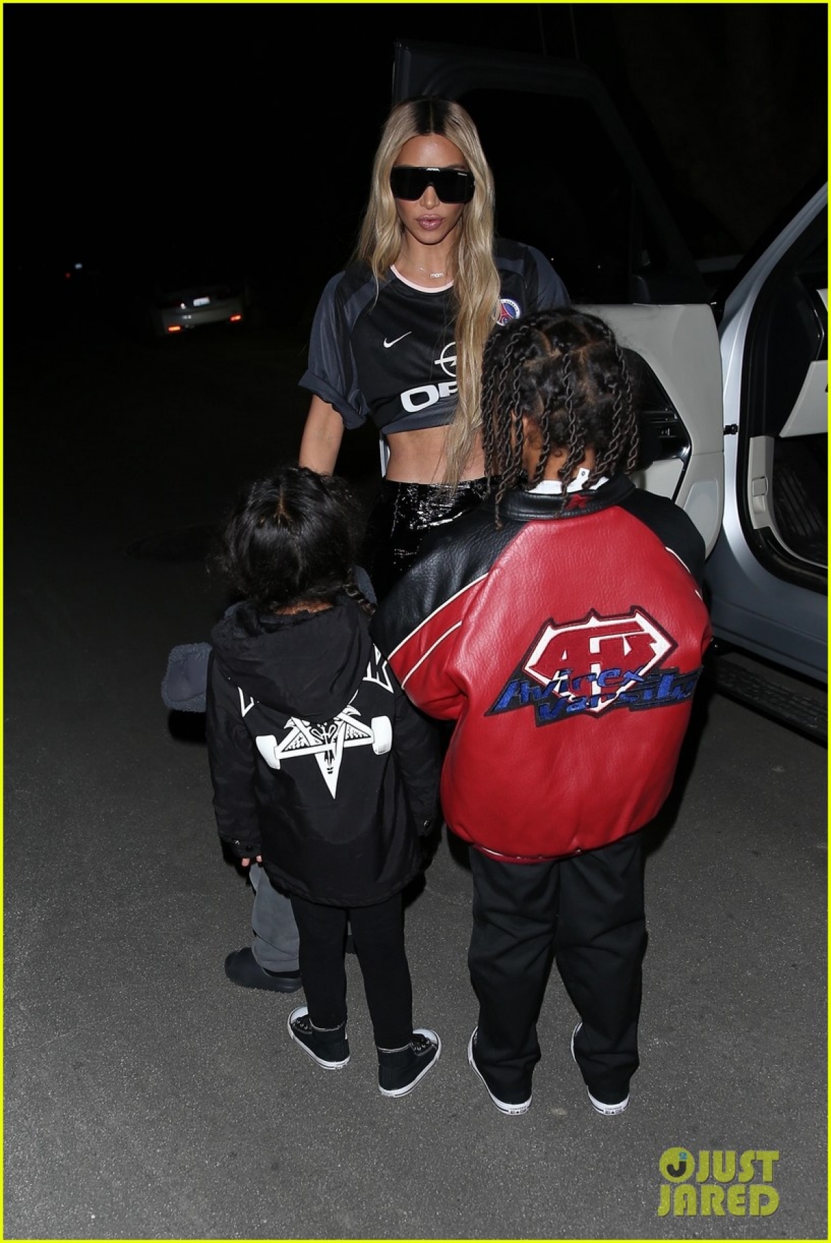 Kim Kardashian gợi cảm đi ăn tối cùng các con - Ảnh 4.