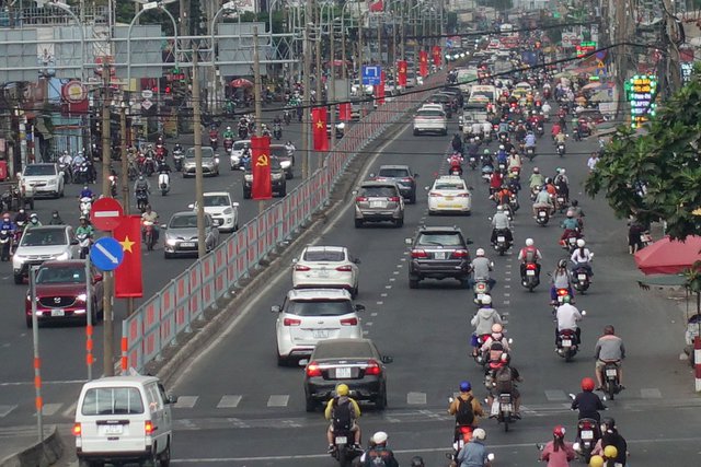 Người dân quay lại thành phố sau kỳ nghỉ lễ: Hà Nội chen cứng, TP.HCM giao thông khá thuận tiện - Ảnh 14.