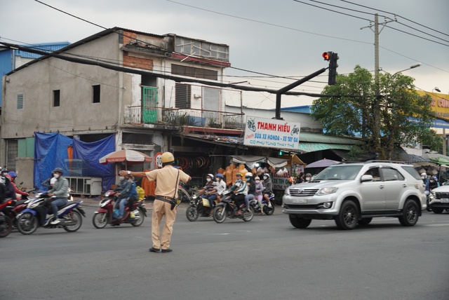 Người dân quay lại thành phố sau kỳ nghỉ lễ: Hà Nội chen cứng, TP.HCM giao thông khá thuận tiện - Ảnh 13.