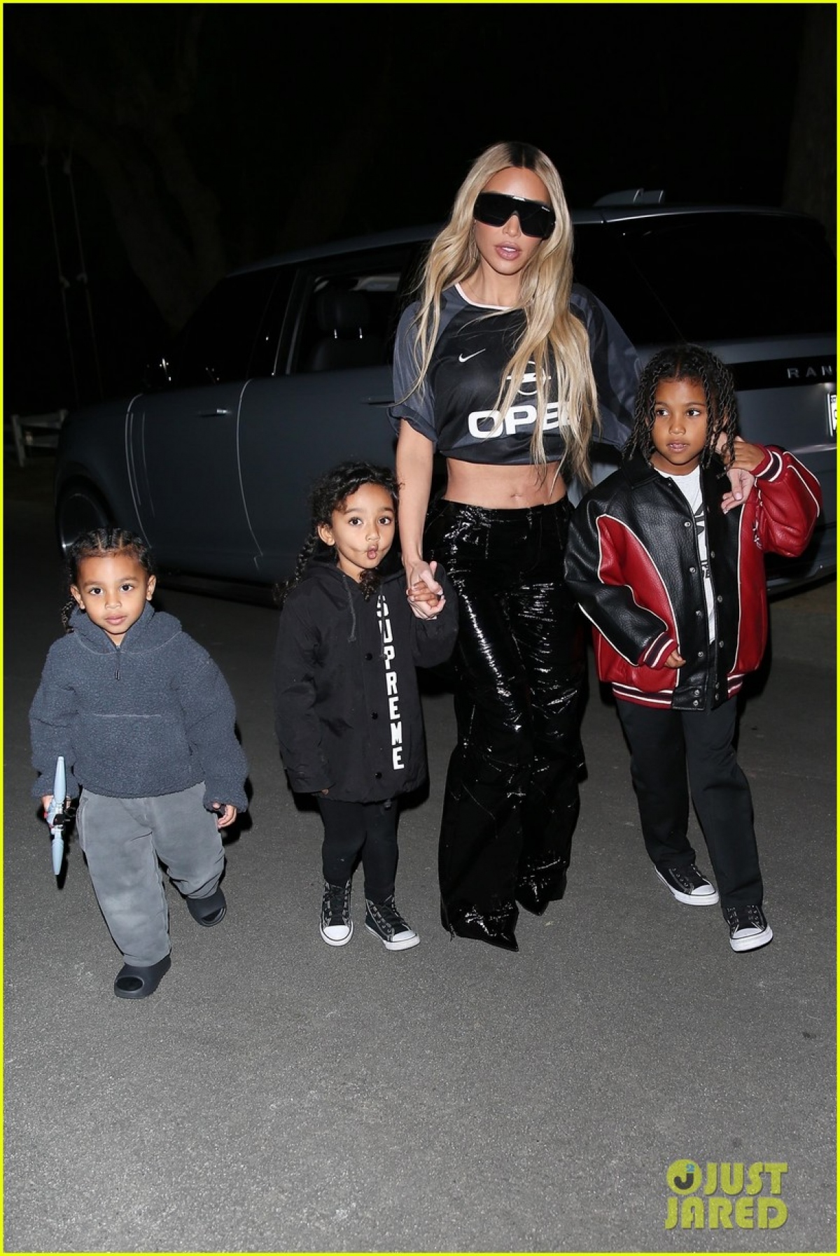 Kim Kardashian gợi cảm đi ăn tối cùng các con - Ảnh 1.