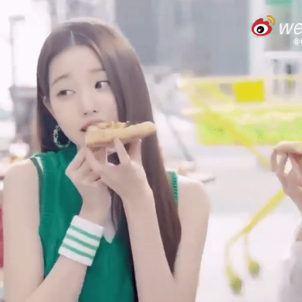 Thánh body Jang Won Young ăn pizza cũng gây tranh cãi dữ dội, tất cả vì cử chỉ giả trân đến mức khó chịu này? - Ảnh 3. Thánh body Jang Won Young ăn pizza cũng gây tranh cãi dữ dội, tất cả vì cử chỉ giả trân đến mức khó chịu này? - Ảnh 3.