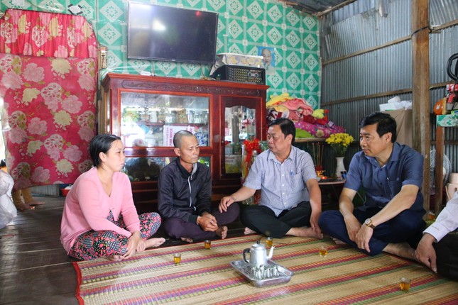 Bộ trưởng Lê Minh Hoan cùng Chủ tịch tỉnh Đồng Tháp thăm, tặng quà gia đình bé Hạo Nam - Ảnh 3.