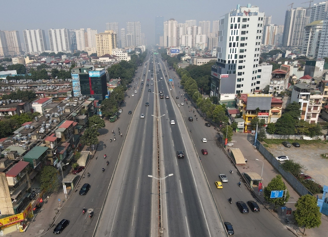 Những tuyến phố Hà Nội hằng ngày đông đúc bỗng yên bình trong ngày 30 Tết - Ảnh 10.