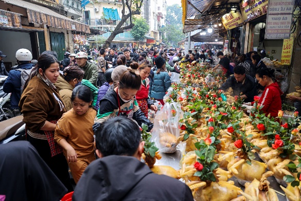 Người dân Thủ đô chen chân mua đồ cúng ở chợ nhà giàu ngày 30 Tết - Ảnh 5.